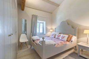 een slaapkamer met een groot wit bed en een raam bij Family villa Charlotta with pool in Visnjan in Radovani