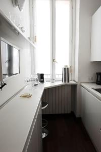 A kitchen or kitchenette at ComeCasa Flowery Terrace