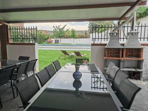 d'une terrasse avec une table, des chaises et une cour. dans l'établissement Teralba 1 Casa Rural, à La Calzada de Oropesa