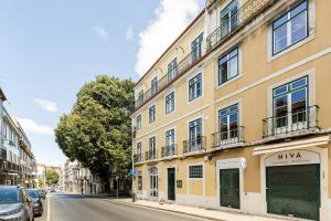 een gebouw aan de straatkant bij Metropolitan Living Lisbon - Janelas Verdes in Lissabon