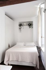 A bed or beds in a room at ComeCasa Flowery Terrace