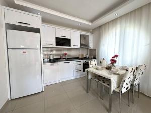 Kuchyň nebo kuchyňský kout v ubytování NEW! Caspian Residence 1+1 w/pool 200m/Alanyum Mall!