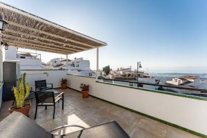 a balcony of a house with a table and chairs at Apartamento Las Vistas in Mijas