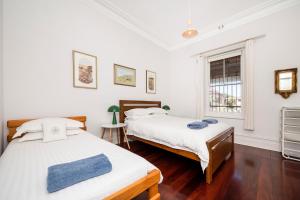 Giường trong phòng chung tại Captain's Heritage Cottage - central Fremantle 2 bedroom historic cottage