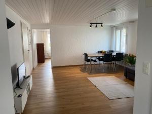 comedor y sala de estar con mesa y sillas en Sechs Bergspitzen, en Ebnat
