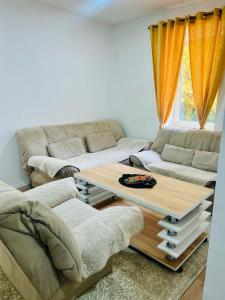 ein Wohnzimmer mit einem Couchtisch und einem Sofa in der Unterkunft Apartmani Edo in Stolac
