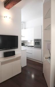 A kitchen or kitchenette at ComeCasa Flowery Terrace