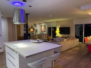 una cucina e un soggiorno con un divano e un tavolo di Villa Grey a Brignoles