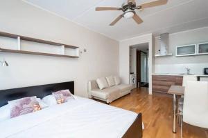 - une chambre avec un lit et un ventilateur de plafond dans l'établissement Charming 1 bedroom apartment in the heart of Tallinn, à Tallinn