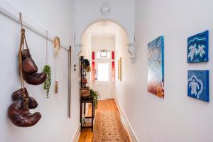 ein Flur mit Schuhen an der Wand hängen in der Unterkunft Captain's Heritage Cottage - central Fremantle 2 bedroom historic cottage in Fremantle + 24 Fotos