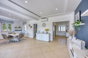 Η κουζίνα ή μικρή κουζίνα στο Villa Brijona