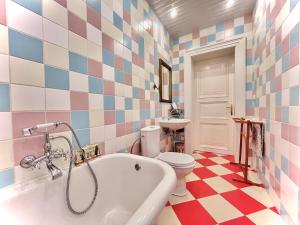 une salle de bain avec baignoire et toilettes dans l'établissement Bohemian City - Amazing View, Garage, à Karlovy Vary