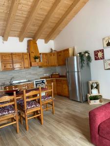 eine Küche mit Holzschränken und einem Kühlschrank aus Edelstahl in der Unterkunft LA CASETTA - chalet in campagna in Legnaro