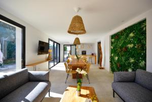 una sala de estar con una gran pared verde en Maisons du Domaine de la Pointe en Saint-Pierre-Quiberon