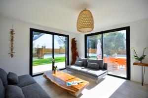 a living room with a couch and a table at Villas du Domaine de la Pointe de Kerhostin in Saint-Pierre-Quiberon