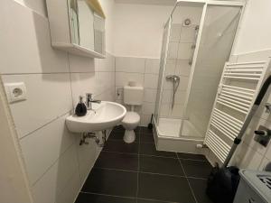 łazienka z umywalką, toaletą i prysznicem w obiekcie Schöne einfache Ferienwohnung zentral in Wilhelmshaven w mieście Wilhelmshaven