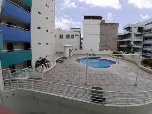 un edificio con piscina en un patio en Apartamento en santa marta brisa marina 1006, en Santa Marta