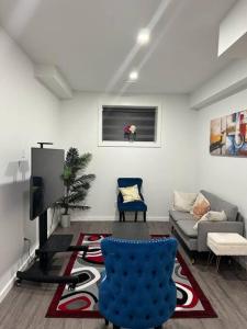 een woonkamer met een bank en een tv bij Glowaide Place in Winnipeg