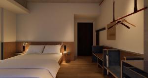 長沙的住宿－in between彼厅酒店，卧室配有一张白色大床