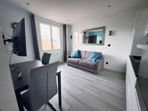 a living room with a couch and a table at LE PUNTA CANA in Villeurbanne