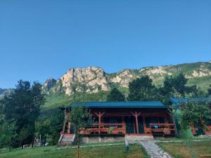 Šćepan-PoljeにあるRafting Camp Green Taraの山を背景にしたログキャビン