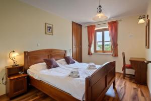 Ένα ή περισσότερα κρεβάτια σε δωμάτιο στο Rustic villa Catarina with pool in Tinjan +36 φωτογραφίες
