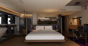 una camera da letto con un grande letto con lenzuola bianche di 彼厅酒店Hotel in between a Changsha