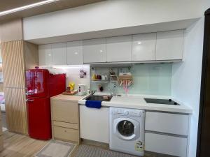 A cozinha ou kitchenette de 浮雲投影海景溫泉