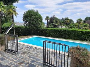 - une piscine dans une cour avec une clôture dans l'établissement VSC Apartment - Appartamento in villa storica vista lago e piscina, à Lesa