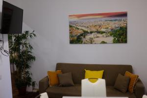 ein Wohnzimmer mit einem Sofa und einem Gemälde an der Wand in der Unterkunft Comodo appartamento in Baranzate