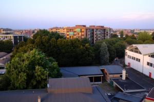 uma vista superior de uma cidade com edifícios e árvores em Comodo appartamento em Baranzate