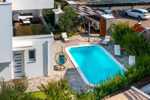 Der Swimmingpool an oder in der Nähe von Villa NIKA