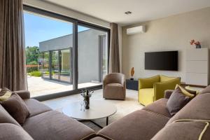 Posezení v ubytování Modern villa Blanka with pool and grill in Tinjan