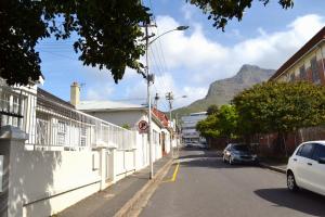 una calle en una ciudad con una montaña en el fondo en 149 ROCHESTER ROAD. OBSERVATORY, en Ciudad del Cabo