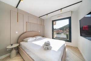 a bedroom with a bed with two towels on it at Appartement de luxe, vue sur la mer, parking - AZ in Beausoleil