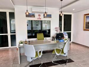 an office with a desk and chairs in a room at Residence ACHENBACH in Abidjan
