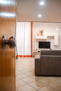 uma porta aberta para uma sala de estar com um sofá em La Pigna em Nápoles