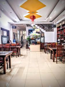 a restaurant with tables and chairs and a large star ceiling at Trường Yến Hotel Ninh Bình in Ninh Binh