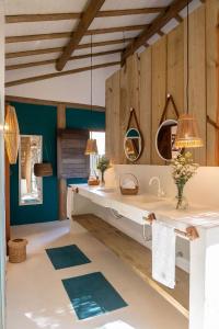 a bathroom with a large sink and mirrors at Casa Nuhatê Trancoso - Praia do Espelho in Praia do Espelho