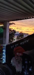 um sinal com um Pai Natal na lateral de um edifício em Wanderlust Hostel & Home Stay em Varanasi