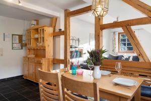 Haus Löwen في فورباخ: غرفة طعام مع طاولة وكراسي خشبية