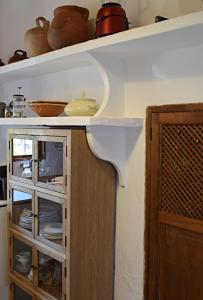 una cocina con una estantería con platos. en Sa Riba, Country house in Mallorca, en Son Carrió