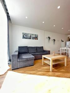 馬德里的住宿－Madrid Living - Cuatro Vientos，客厅配有沙发和桌子