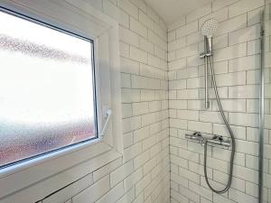 La salle de bains est pourvue d'une douche avec un pommeau de douche. dans l'établissement Madrid Living - Cuatro Vientos, à Madrid