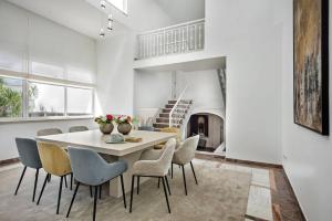 a dining room with a table and chairs at Villa Aladdin in Olhos de Água