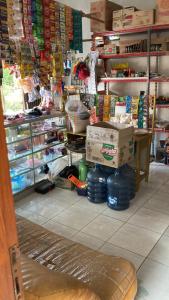 sklep z pudłami i innymi przedmiotami na podłodze w obiekcie B&B Family Farmhouse w mieście Cikelet