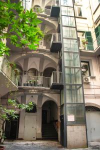 um edifício de apartamentos com escadas e varandas em La Pigna em Nápoles