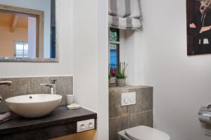 Bilik mandi di Hochalmbahnen Chalets Rauris 1-03 Maislaufeldweg 1c