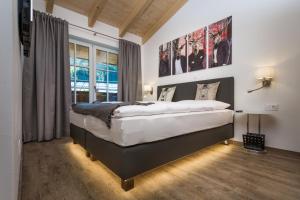 Un dormitorio con una cama grande y una ventana en Hochalmbahnen Chalets Rauris 1-03 Maislaufeldweg 1c en Rauris