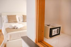um espelho num quarto com uma cama e uma televisão em La Pigna em Nápoles